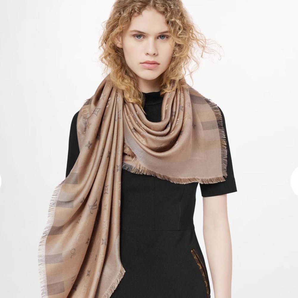 Louis Vuitton, So Shine Monogram Shawl. Beige color. - Picture 4 of 8